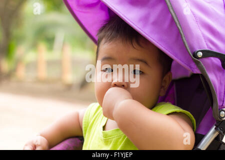 Eine asiatische junge eine Sommer Buggy Fahrt genießen. Stockfoto