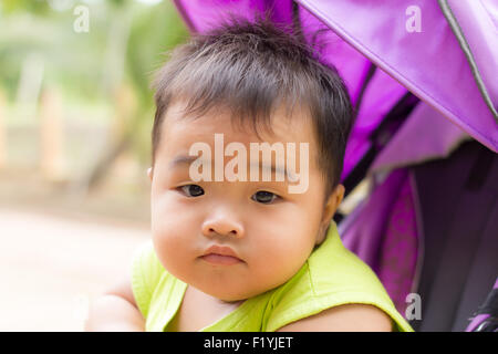 Eine asiatische junge eine Sommer Buggy Fahrt genießen. Stockfoto