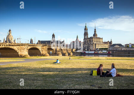 Blick über den Fluss in die alte Stadt von Dresden, Altstadt, Sachsen, Deutschland, Europa Stockfoto