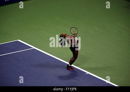 New York, USA. 8. September 2015. Serena Williams feiert nach dem Sieg über ihre Schwester Venus in drei Sätzen in Ihren viertelfinalegleichen am US Open in Flushing Meadows, New York am 8. September 2015. Quelle: Adam Stoltman/Alamy leben Nachrichten Stockfoto