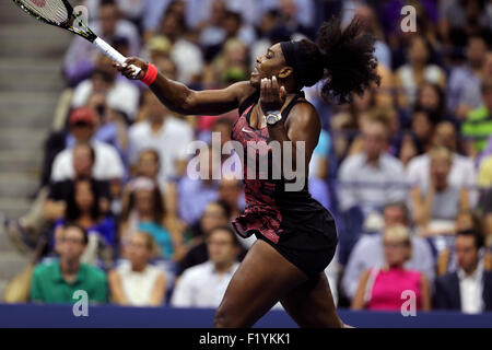 New York, USA. 8. September 2015. Serena Williams während ihr Viertelfinalspiel gegen ihre Schwester Venus am US Open in Flushing Meadows, New York am 8. September 2015.   Serena gewann das Match in drei Sätzen, um ins Halbfinale vorzudringen. Bildnachweis: Adam Stoltman/Alamy Live-Nachrichten Stockfoto