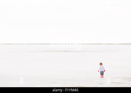 Kleinkind Mädchen spielen am Salzsee von Bonneville. Stockfoto