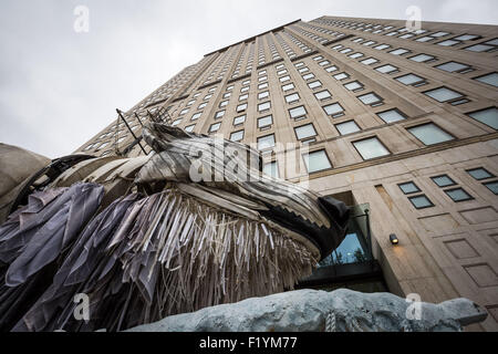 London, UK. 8. September 2015. Greenpeace Arktis Öl Gebot Protest vor dem Shell HQ mit riesiger Eisbär "Aurora" Credit: Guy Corbishley/Alamy Live News Stockfoto