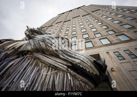 London, UK. 8. September 2015. Greenpeace Arktis Öl Gebot Protest vor dem Shell HQ mit riesiger Eisbär "Aurora" Credit: Guy Corbishley/Alamy Live News Stockfoto