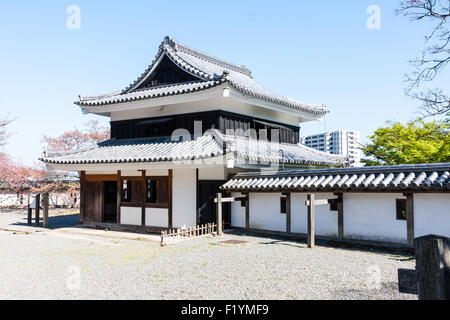 Japan, Matsue. Schloss. Der zweigeschossige Minami, Süden, yagura, Revolver mit weißem Putz dobei Wand weg von ihm. Strahlender Sonnenschein. Frühling. Stockfoto