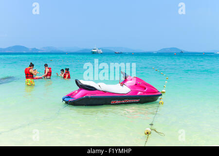 PHANG NGA, THAILAND - 24.März: Magenta Jetski am Strand der Andamanensee im Sommerurlaub auf Khai Nok Island. Stockfoto