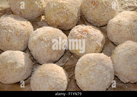 ungekocht sizilianischen Arancine fertig gekocht werden Stockfoto