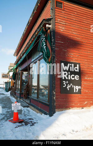 Ecke des Gebäudes mit Schild Warnung Motorschlitten aus dem Bürgersteig bleiben im Winter, Ely, MN, USA Stockfoto