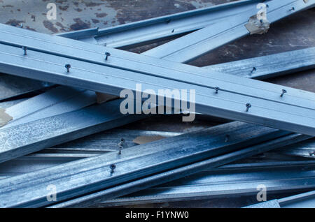 Blau metallic Bar mit Nägeln Stockfoto