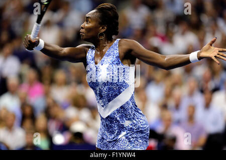 New York, USA. 8. September 2015. Venus Williams während ihrer Viertelfinal-match gegen ihre Schwester Serena am US Open in Flushing Meadows, New York am 8. September 2015.   Serena gewann das Match in drei Sätzen, um ins Halbfinale vorzudringen. Bildnachweis: Adam Stoltman/Alamy Live-Nachrichten Stockfoto