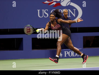 New York, USA. 8. September 2015. Serena Williams während ihr Viertelfinalspiel gegen ihre Schwester Venus am US Open in Flushing Meadows, New York am 8. September 2015.   Serena gewann das Match in drei Sätzen, um ins Halbfinale vorzudringen. Bildnachweis: Adam Stoltman/Alamy Live-Nachrichten Stockfoto