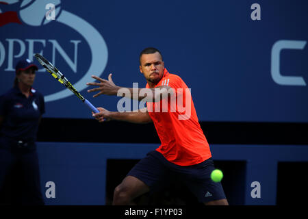 New York, USA. 8. September 2015. Jo-Wilfred Tsonga von Frankreich während seiner Viertelfinalspiel gegen Marin Cilic Kroatien bei den US Open in Flushing Meadows, New York am 8. September 2015. Bildnachweis: Adam Stoltman/Alamy Live-Nachrichten Stockfoto