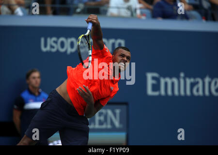 New York, USA. 8. September 2015. Jo-Wilfred Tsonga von Frankreich während seiner Viertelfinalspiel gegen Marin Cilic Kroatien bei den US Open in Flushing Meadows, New York am 8. September 2015. Bildnachweis: Adam Stoltman/Alamy Live-Nachrichten Stockfoto