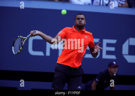 New York, USA. 8. September 2015. Jo-Wilfred Tsonga von Frankreich während seiner Viertelfinalspiel gegen Marin Cilic Kroatien bei den US Open in Flushing Meadows, New York am 8. September 2015. Bildnachweis: Adam Stoltman/Alamy Live-Nachrichten Stockfoto