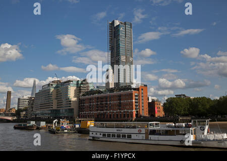 Blick auf den Oxo Tower in London von der Themse unter blauem Himmel gesehen Stockfoto
