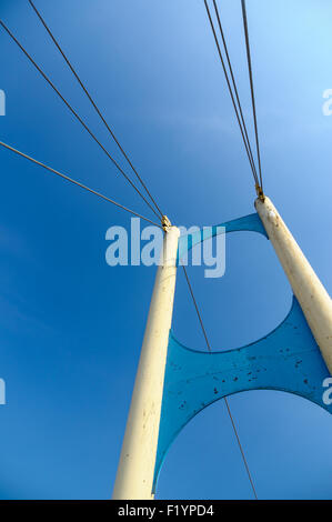 Alte Kabel-gebliebene Brücke gegen blauen Himmel Stockfoto