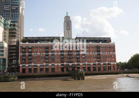 Blick auf den Oxo Tower in London von der Themse unter blauem Himmel gesehen Stockfoto