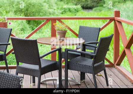 Terrasse-Café-Tisch mit drei Stühlen Stockfoto