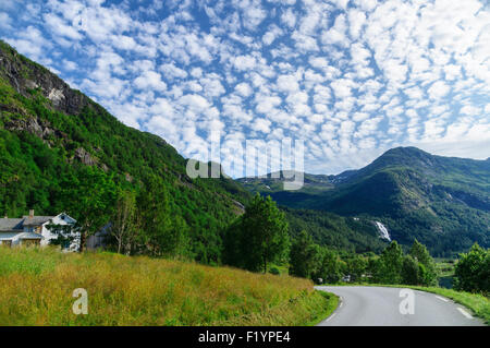 Berglandschaft mit drehender Straßen- und Cirrostratus Wolken, Norwegen Stockfoto