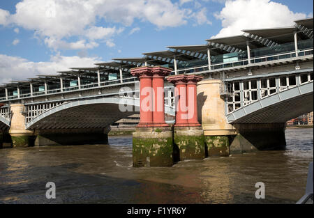 Säulen und Grundlagen für die alten Blackfriars Bridge in der Themse Stockfoto