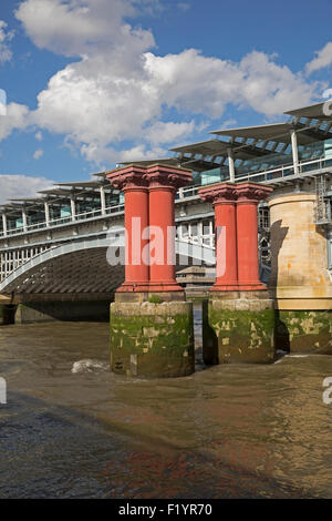 Säulen und Grundlagen für die alten Blackfriars Bridge in der Themse Stockfoto