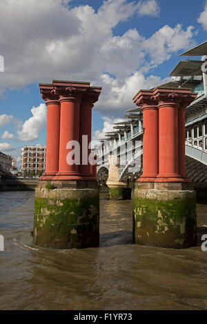 Säulen und Grundlagen für die alten Blackfriars Bridge in der Themse Stockfoto