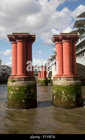 Säulen und Grundlagen für die alten Blackfriars Bridge in der Themse Stockfoto