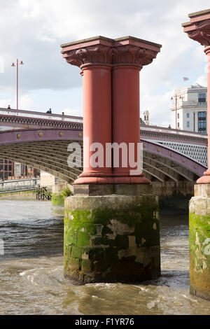 Säulen und Grundlagen für die alten Blackfriars Bridge in der Themse Stockfoto