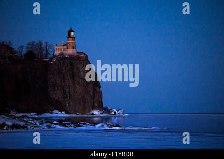 Split Rock Leuchtturm hoch oben auf der Felswand Einfassung Lake Superior beleuchtet in der Nacht im Winter, zwei Häfen, MN, USA Stockfoto