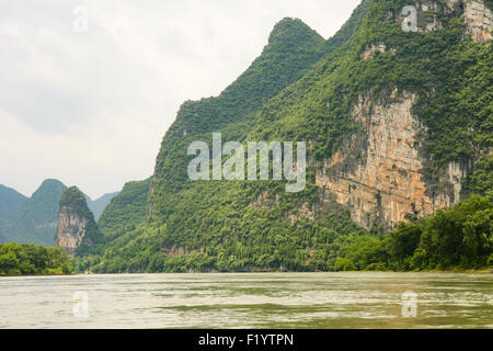 Schöne Karst Berge li-Fluss Stockfoto