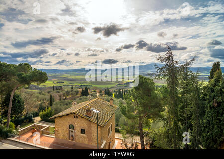 PIENZA, Italien - 25. Januar 2015: Panoramablick auf Val d ' Orcia Tal von Pienza, Italien. Im Jahr 2004 wurde das Val d ' Orcia hinzugefügt Stockfoto