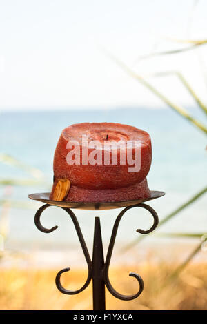 Rote Kerze direkt am Meer Stockfoto