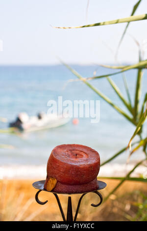 Rote Kerze direkt am Meer Stockfoto