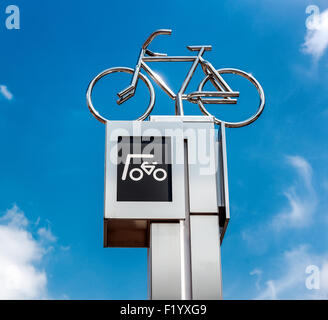 Fahrrad-Parken Zeichen gegen blauen Himmelshintergrund Stockfoto