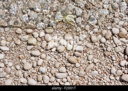 Kies unter Wasser im Meer Stockfoto