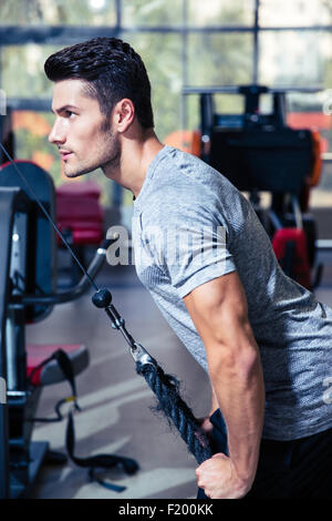 Porträt des jungen Mannes trainieren Sie im Fitness-Studio Stockfoto