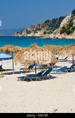 Strohgedeckten Dach auf Kefalonia Strand Stockfoto