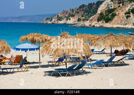 Strohgedeckten Dach auf Kefalonia Strand Stockfoto