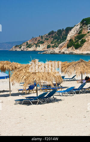 Strohgedeckten Dach auf Kefalonia Strand Stockfoto