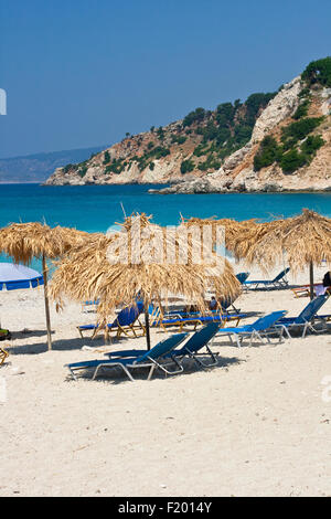 Strohgedeckten Dach auf Kefalonia Strand Stockfoto