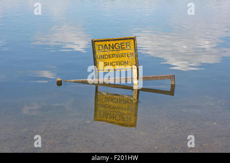 Gefahr zu signieren, Unterwasser Absaugung am Whitlingham Country Park in der Nähe von Norwich, Norfolk, England Stockfoto