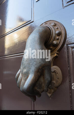 Spitalfields, London. Vordere Türklopfer in Form einer Hand, ein gemeinsames Design in diesem Bereich. Bekannt als die Hand von Fatima, wird es auf das original in muslimischen Ländern angenommen. Dies ist eine Reproduktion einer. Stockfoto