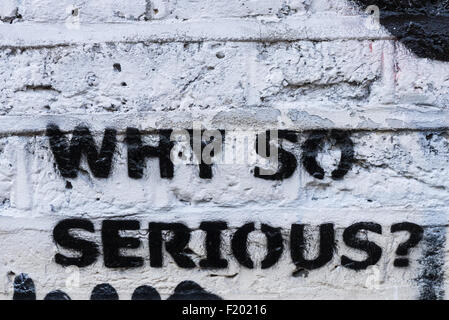 Spitalfields, London. Graffiti auf eine weiß lackierte Mauer: "why so serious?". Stockfoto