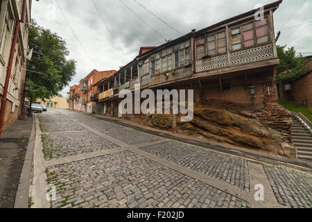 Schöner Panoramablick von Tiflis bei Sonnenuntergang. Stockfoto