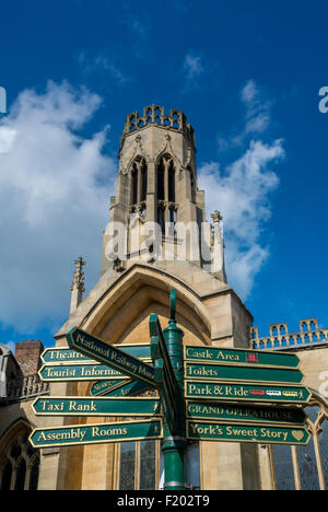 Touristischer Wegweiser außerhalb St. Helen Church, Stonegate, York. Stockfoto