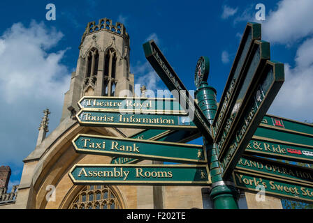 Touristischer Wegweiser außerhalb St. Helen Church, Stonegate, York. Stockfoto