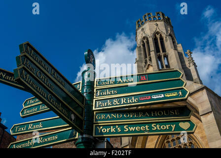 Touristischer Wegweiser außerhalb St. Helen Church, Stonegate, York. Stockfoto