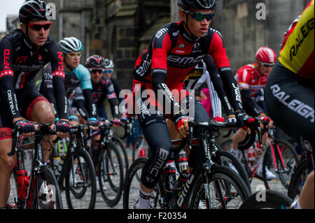 Edinburgh, Schottland. 9. September 2015. Vierte Stufe des Aviva Tour of Britain durchläuft Edinburgh racing durch East Lothian Grenzen und weiter in Richtung Blyth. Beginnend im Holyrood Park reist das Radrennen durch das schottische Parlament vor weiter in Richtung der royal Mile. Die Route nimmt die Radfahrer durch einige der berühmten Wahrzeichen Hauptstädte und dann den Kopf auf in Richtung Blyth auf einer Gesamtstrecke von 217,4 km. Bildnachweis: Andrew Steven Graham/Alamy Live-Nachrichten Stockfoto