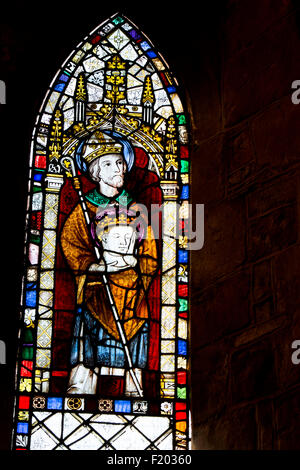 Saint Cuthbert mit dem Kopf von mittelalterlichen Glasmalereien St. Oswald, St. Marien Kirche, Kempsey, Worcestershire, England, UK Stockfoto