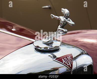 Maskottchen auf einem Oldtimer Alvis Stockfoto